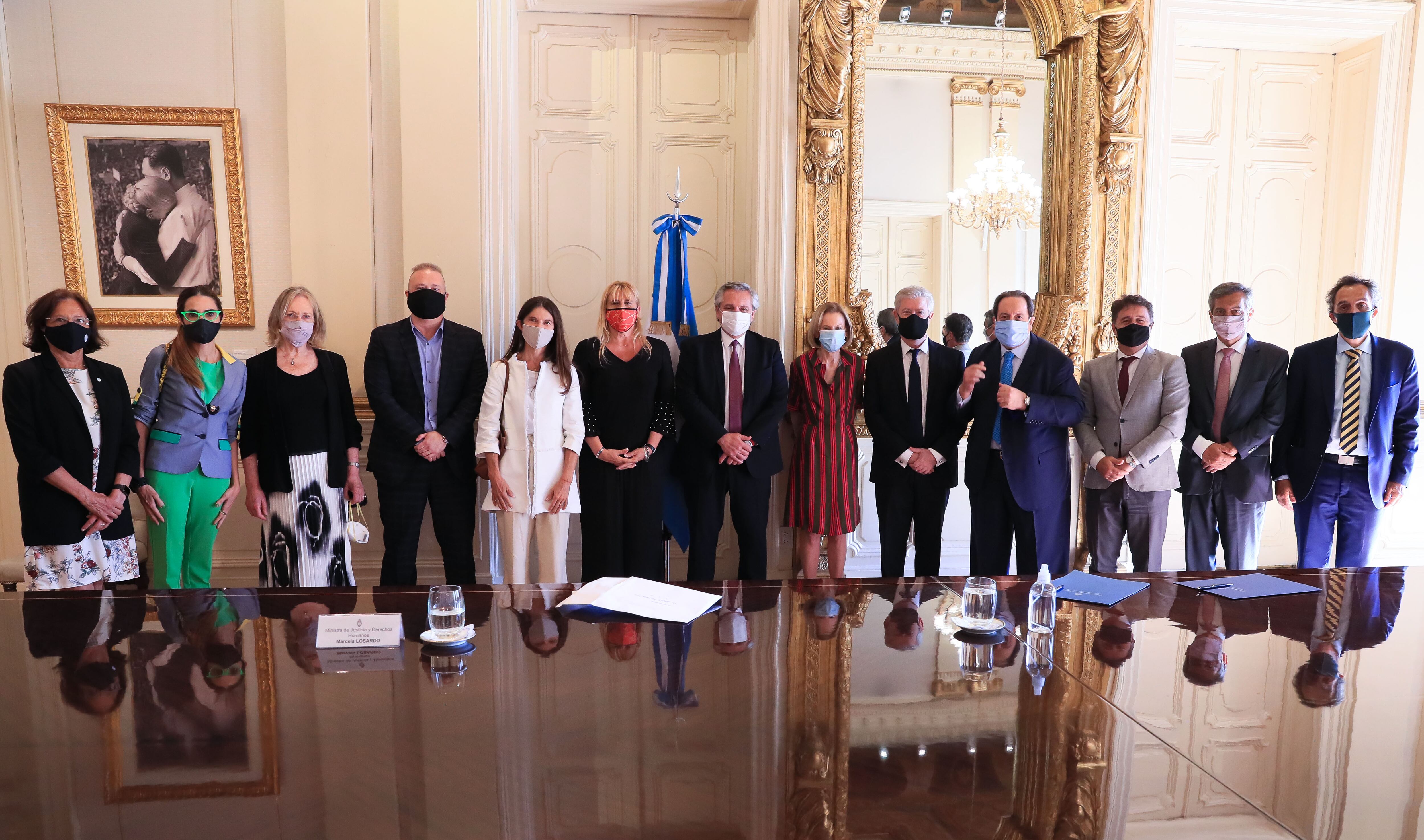 El mandatario, junto a los integrantes del Consejo.