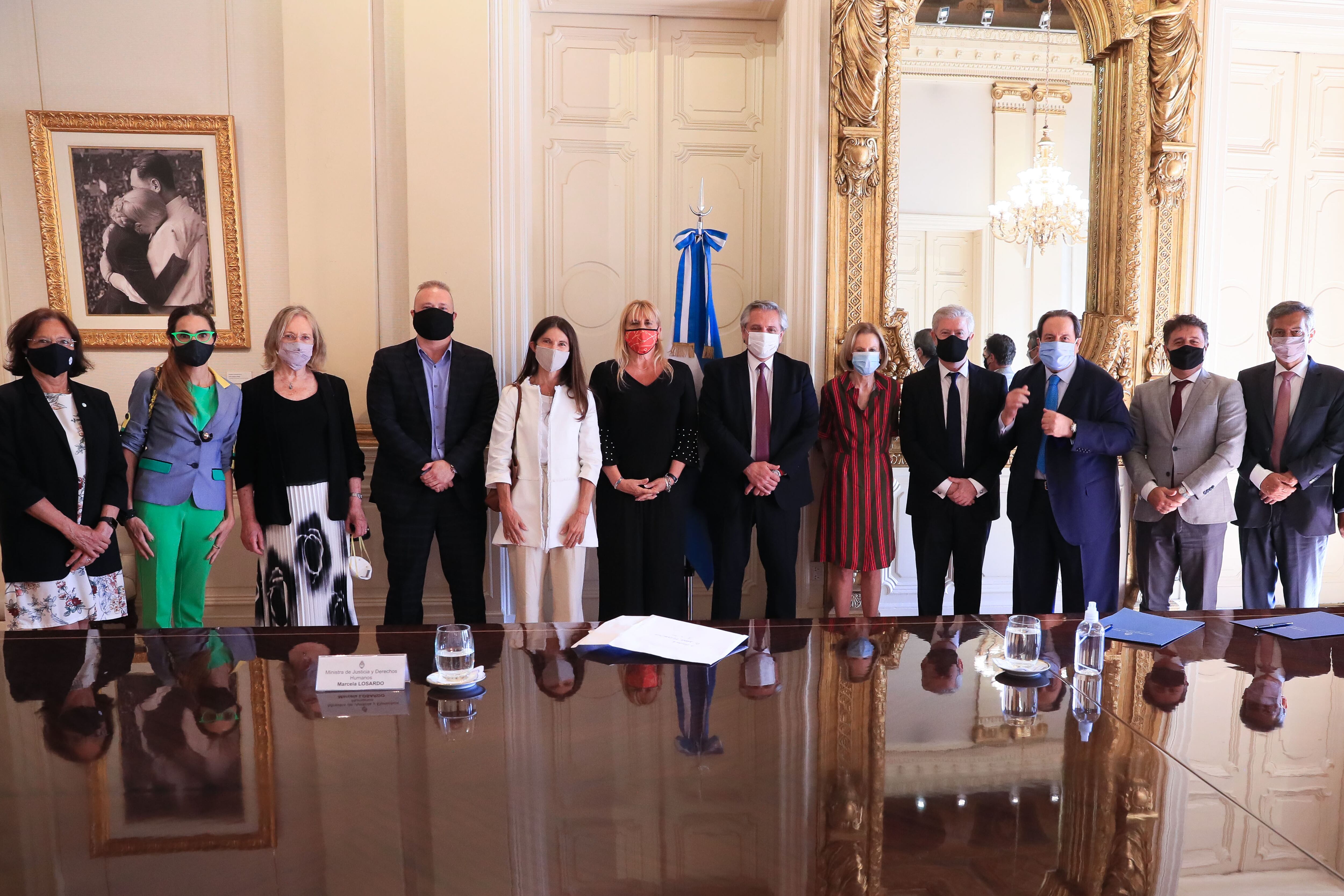 El mandatario, junto a los integrantes del Consejo.