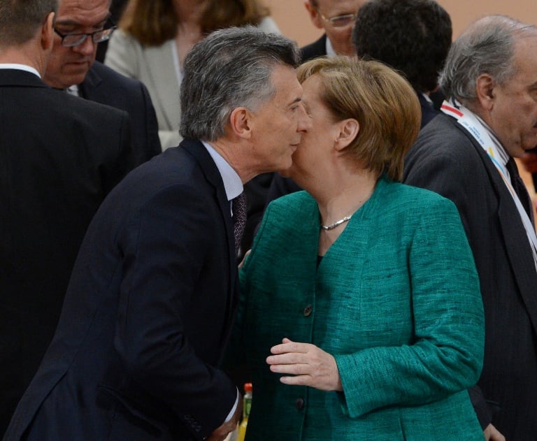 Macri se saluda con Angela Merkel en la jornada de hoy en Hamburgo