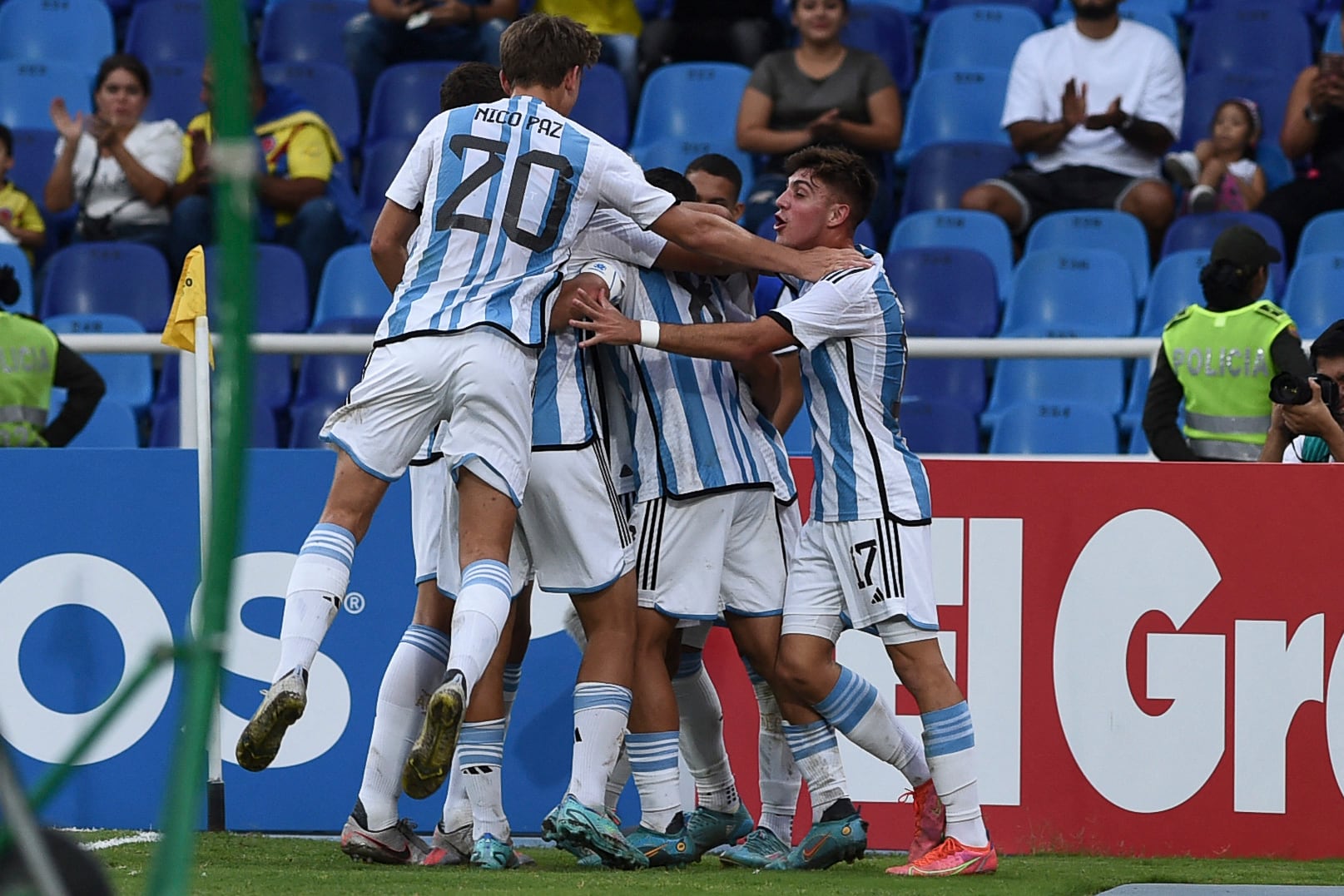 Festejo argentino tras la apertura del marcador, a cargo de Gino Infantino