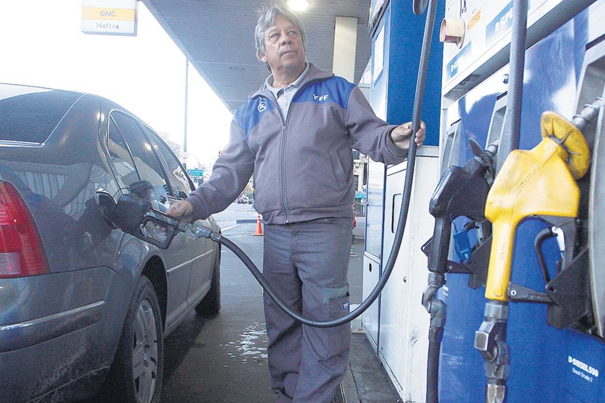 Con este aumento, en lo que va del año el precio al público se encareció más de 15 por ciento en naftas y 11 en gasoil.