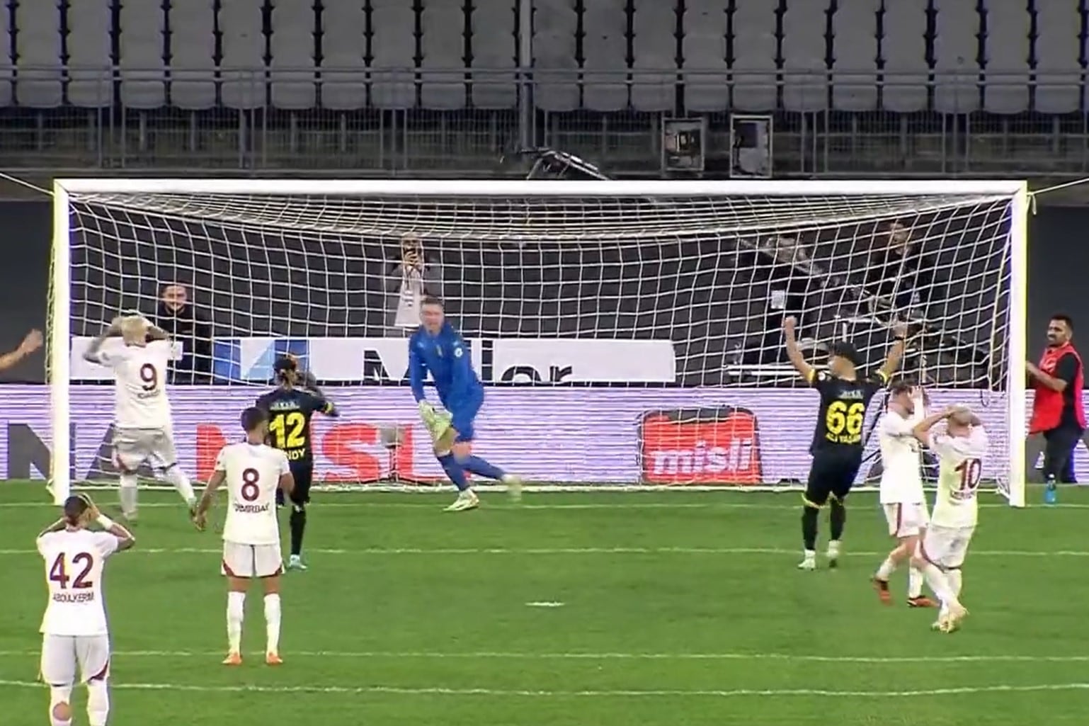 Mauro se agarra la cabeza porque no puede creer el gol que se erró (Captura de video).