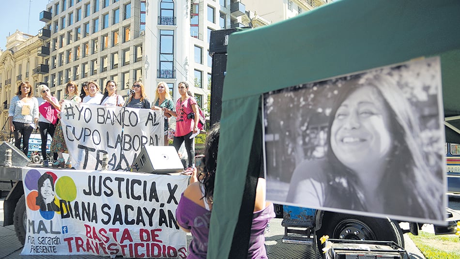 En la calle, ante Tribunales, familiares y amigas de Sacayán reclamaron justicia.