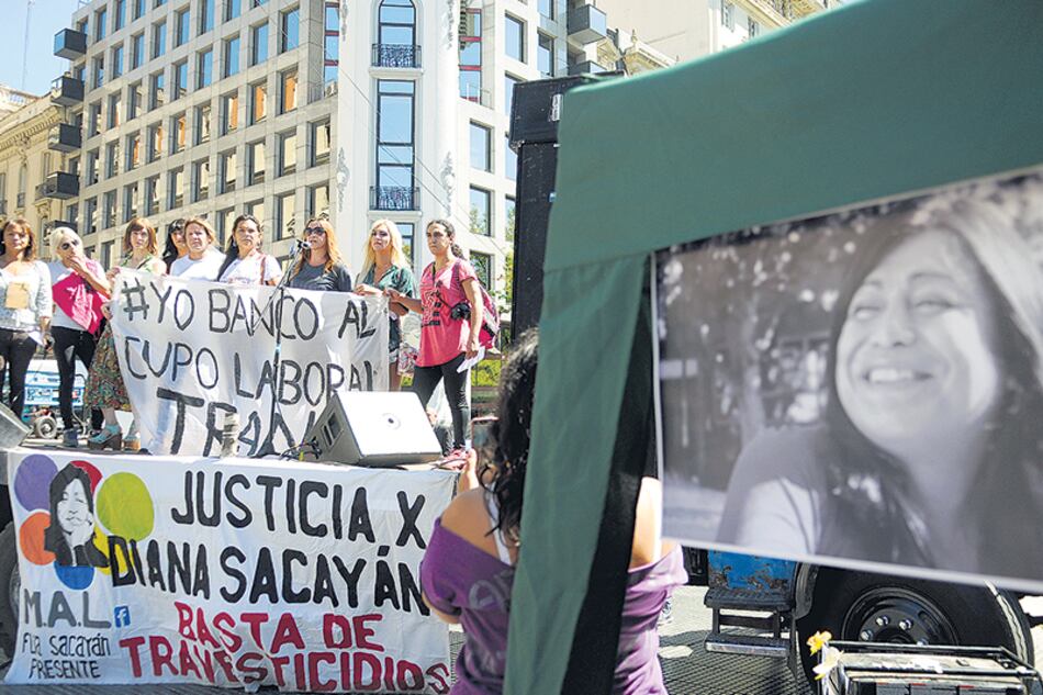 En la calle, ante Tribunales, familiares y amigas de Sacayán reclamaron justicia.