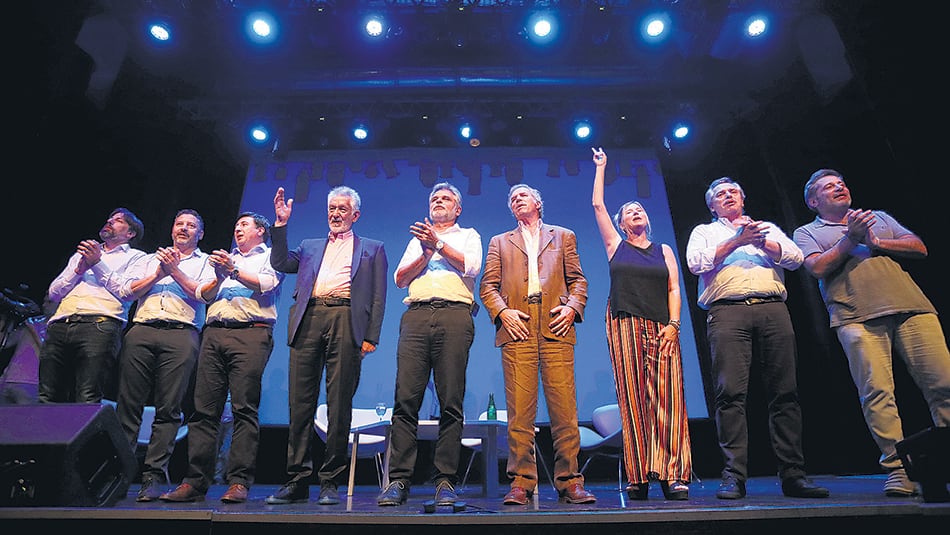 Trotta, Menéndez, Arroyo, Rodríguez Saá, Filmus, Solá, Alvarez Rodríguez, Fernández y Santa María en el cierre de la jornada de ayer.