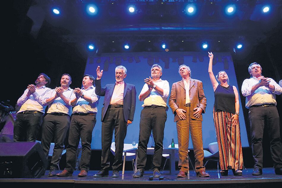 Trotta, Menéndez, Arroyo, Rodríguez Saá, Filmus, Solá, Alvarez Rodríguez, Fernández y Santa María en el cierre de la jornada de ayer.