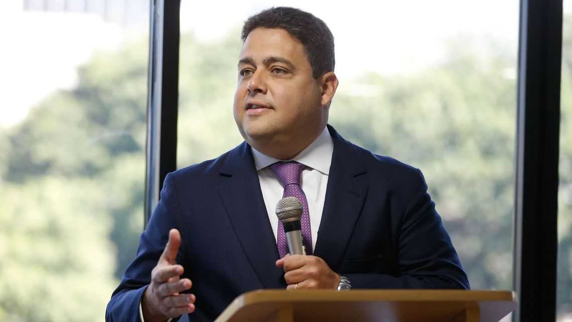 Felipe Santa Cruz perdió a su padre cuando tenía dos años.