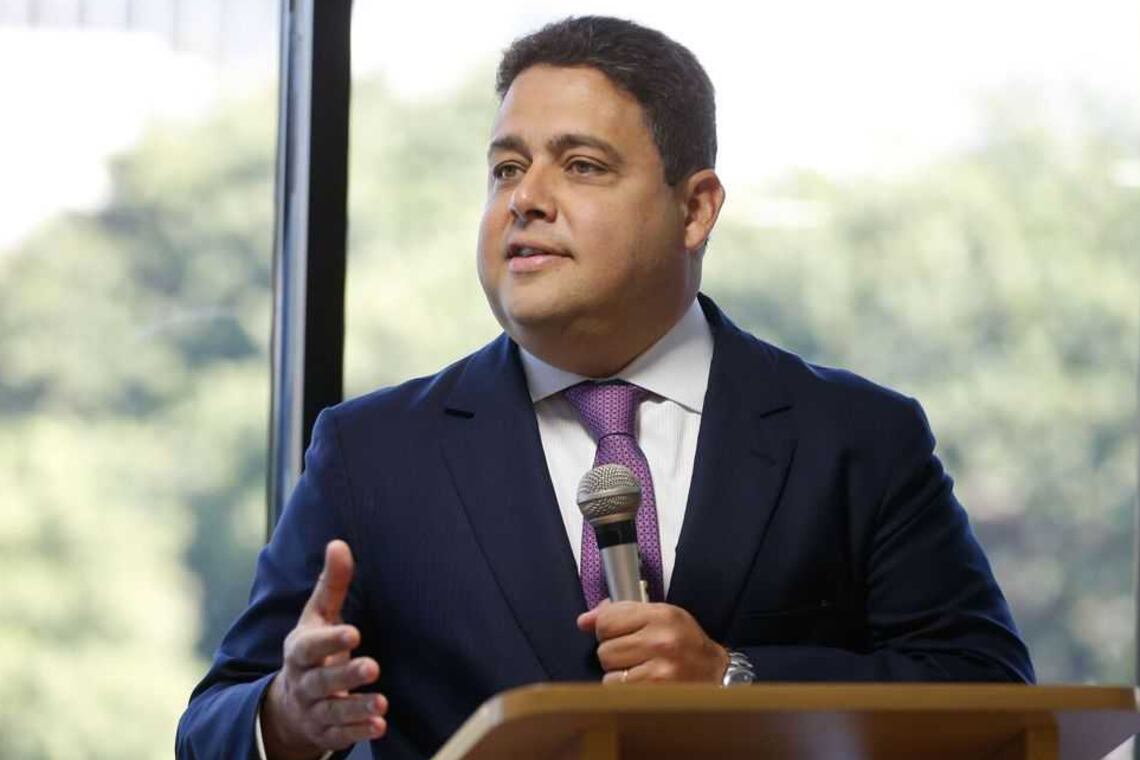 Felipe Santa Cruz perdió a su padre cuando tenía dos años.