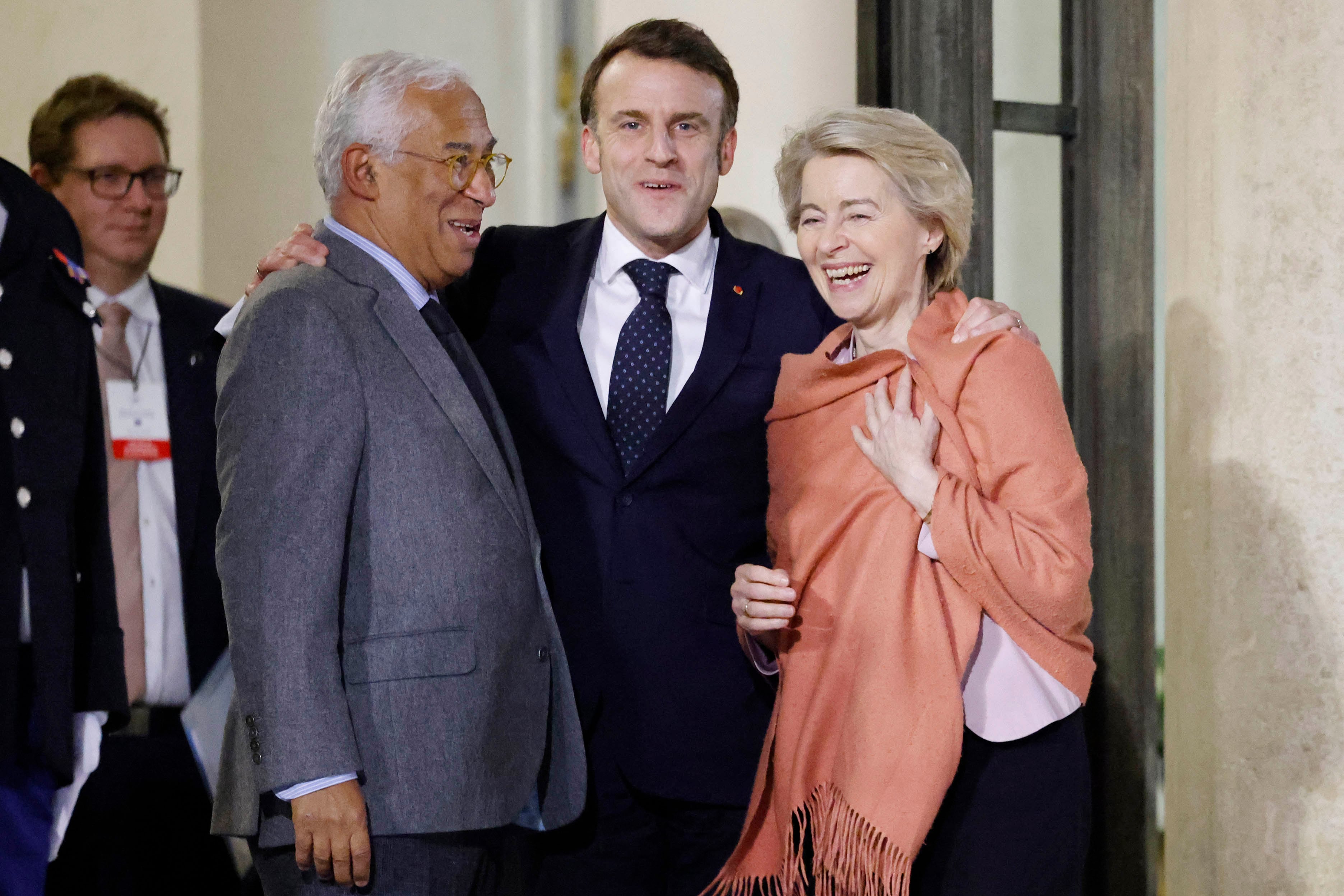 Emmanuel Macron recibió en París a Ursula von der Leyen y Antonio Costa, entre otros líderes europeos