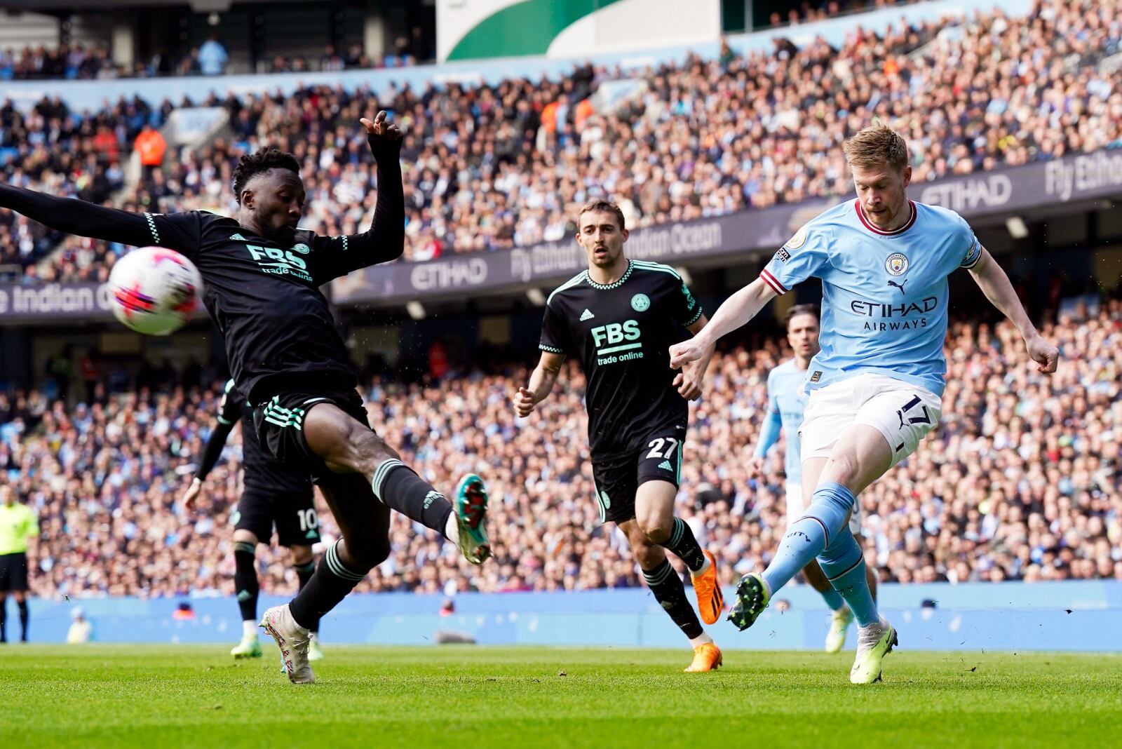 El City se puso a tres puntos del Arsenal, al que recibe en dos fechas.