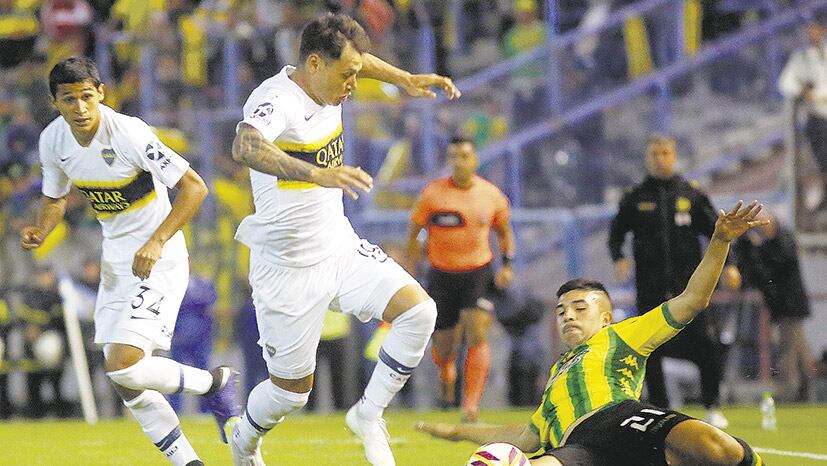 Iníguez va al piso para frenar el avance de Zárate, autor del tanto de Boca en el Minella.
