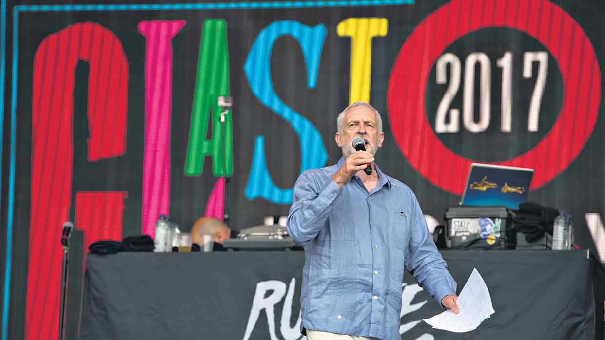 Corbyn le habla a la multitud reunida en el festival de rock de Glastonbury, donde fue recibido como un ídolo.