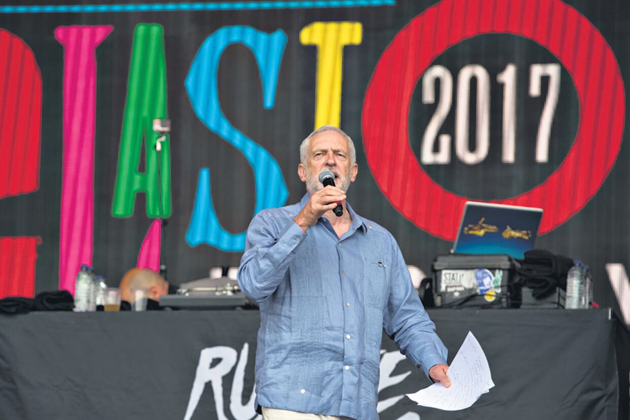Corbyn le habla a la multitud reunida en el festival de rock de Glastonbury, donde fue recibido como un ídolo.