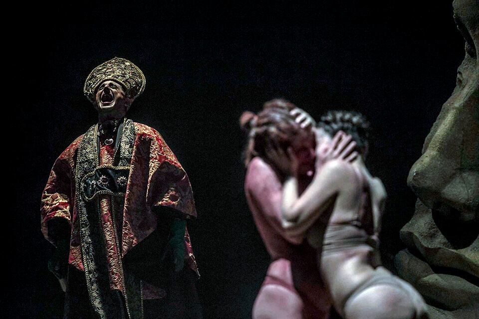 El actor martín Fiumiato en una escena de la obra.