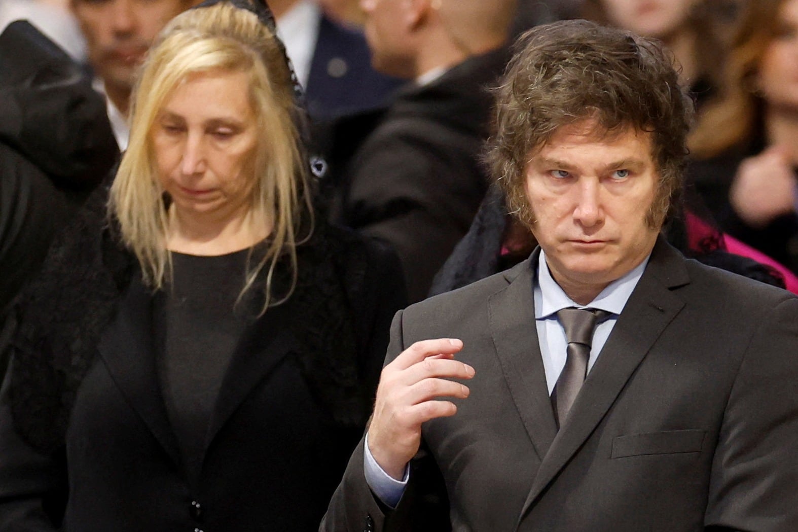 Javier y Karina Milei ahora planean cambiar la forma otorgar una distinción. 