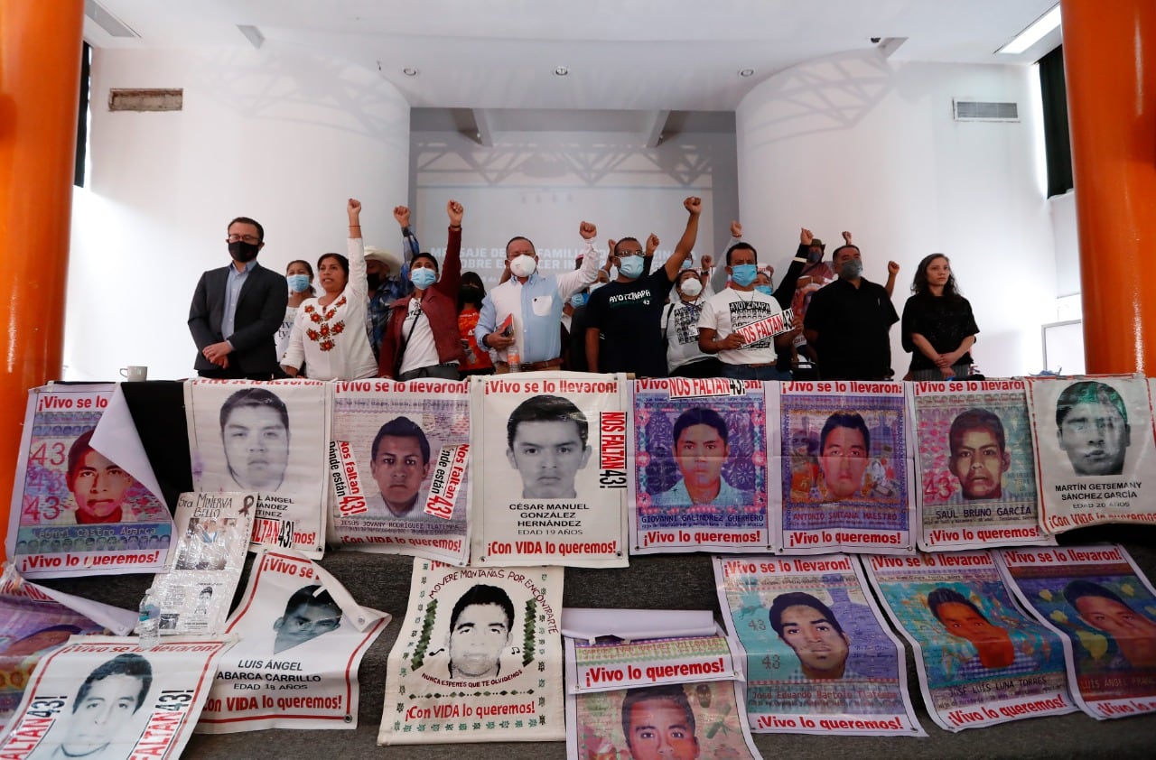  Familiares de los 43 estudiantes de Ayotzinapa, "cansados" y "decepcionados"  tras el reciente informe del grupo de expertos de la CIDH .