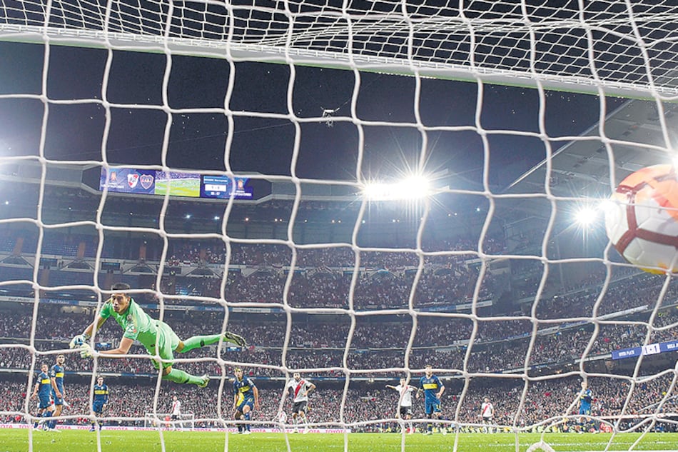 La estirada de Andrada no puede evitar el gran gol del colombiano Quintero. El jugador había ingresado en el segundo tiempo.
