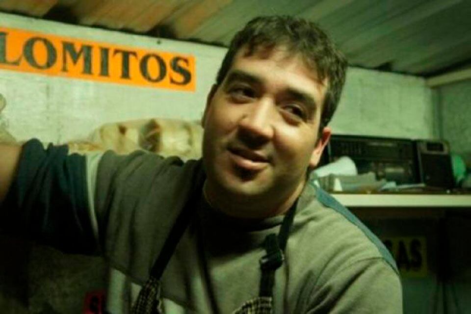 Velázquez en 2011, cuando salió de prisión y puso un carrito de comidas rápidas.