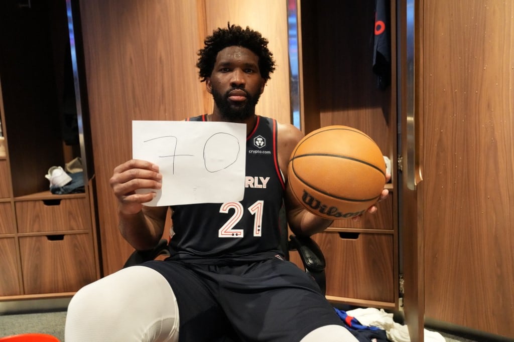Joel Embiid recreando la incónica imagen de Wilt Chamberlain, cuando marcó 100 puntos