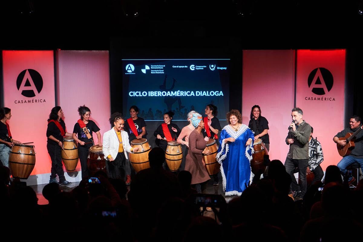 Jorge Drexler cantando junto a La Melaza. Imagen: @casamerica