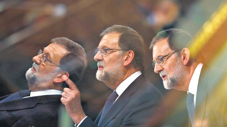 El gobierno de Rajoy amenaza con adoptar la vía dura de la intervención de una autonomía.