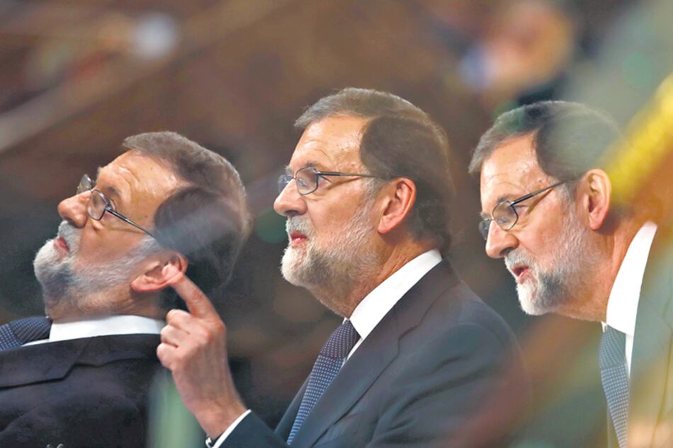 El gobierno de Rajoy amenaza con adoptar la vía dura de la intervención de una autonomía.