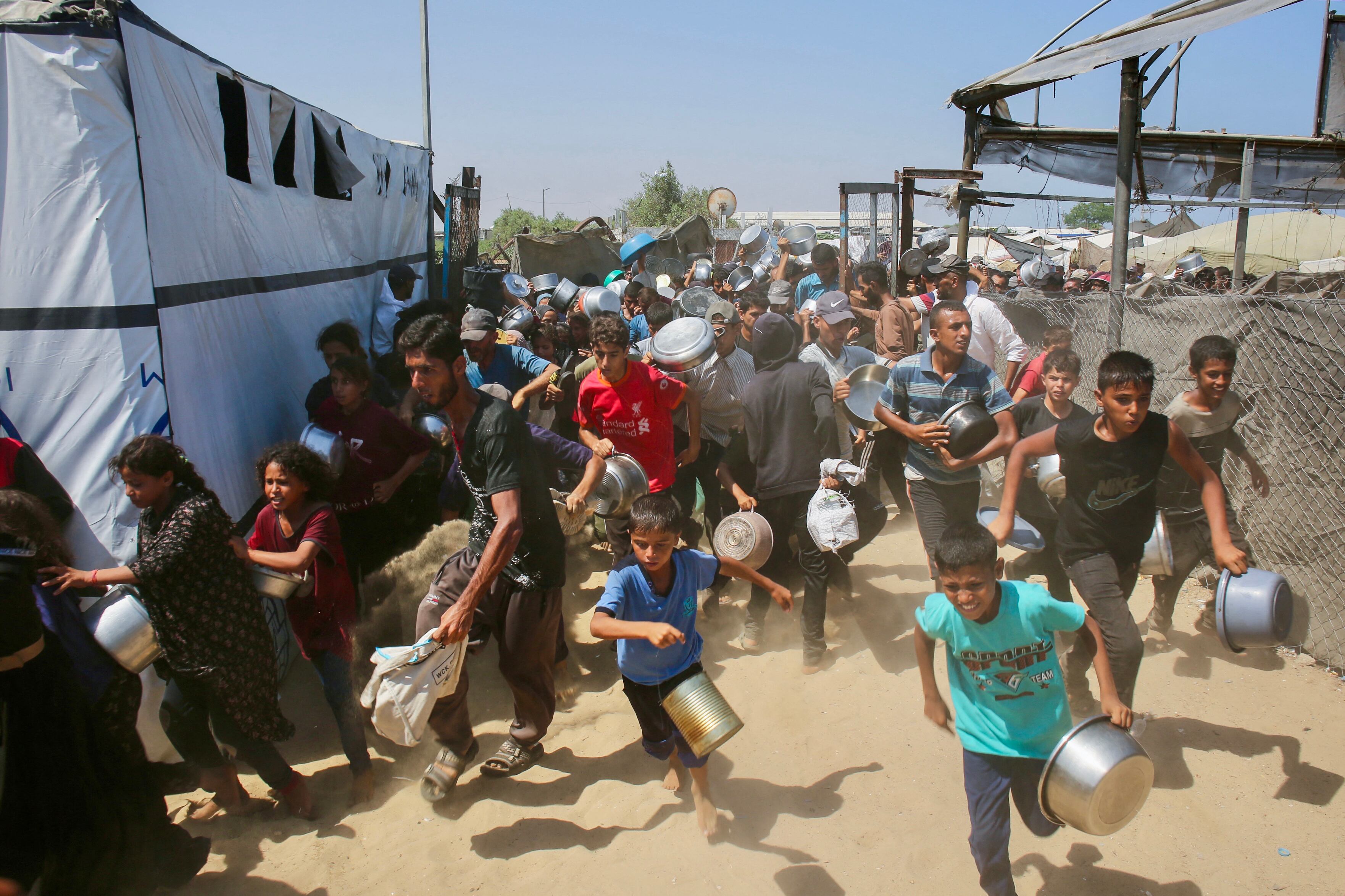 Reparto de alimentos en Khan Yunis, Franja de Gaza.