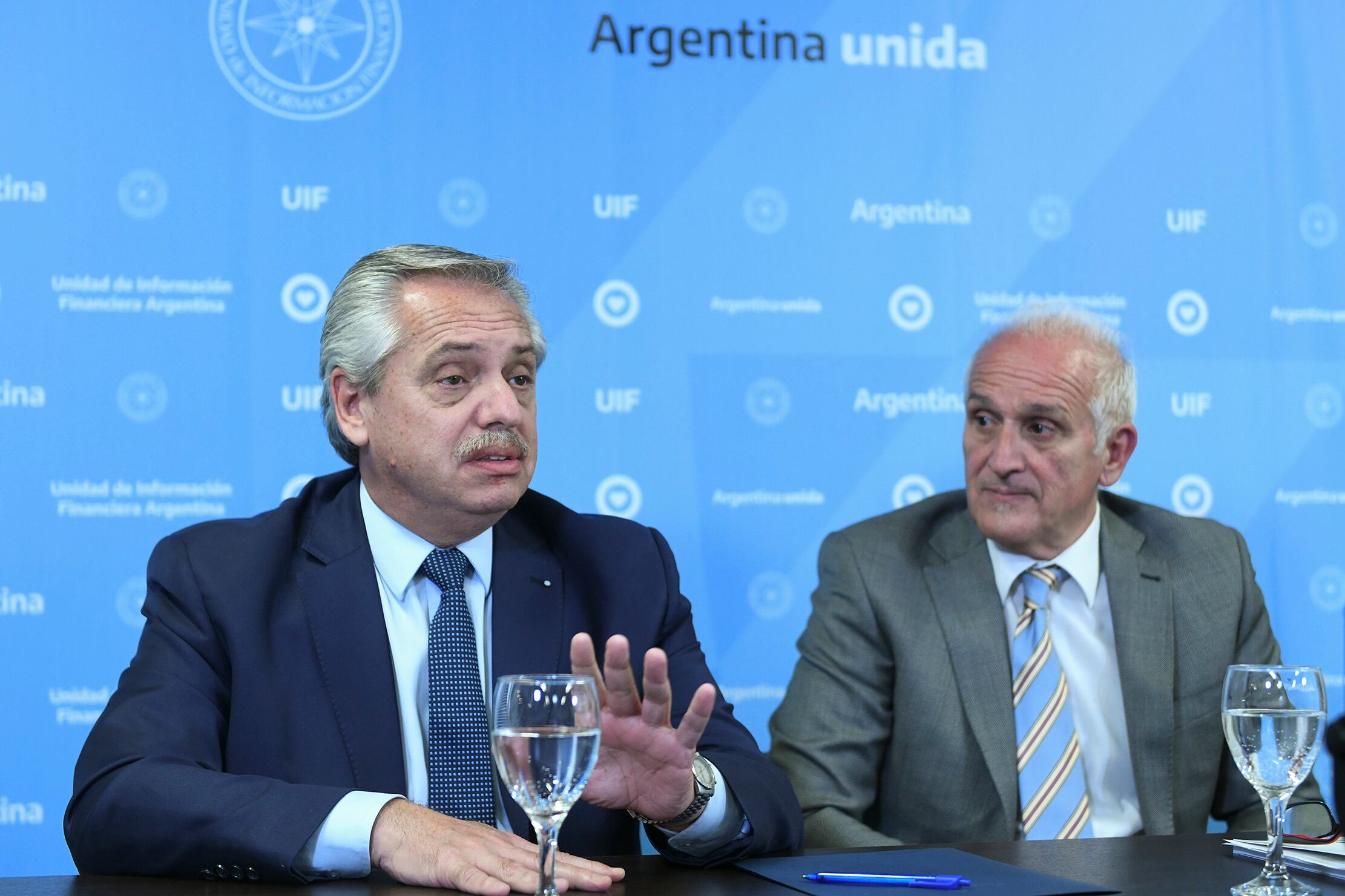 Alberto Fernández junto a Carlos Cruz, el titular de la UIF.