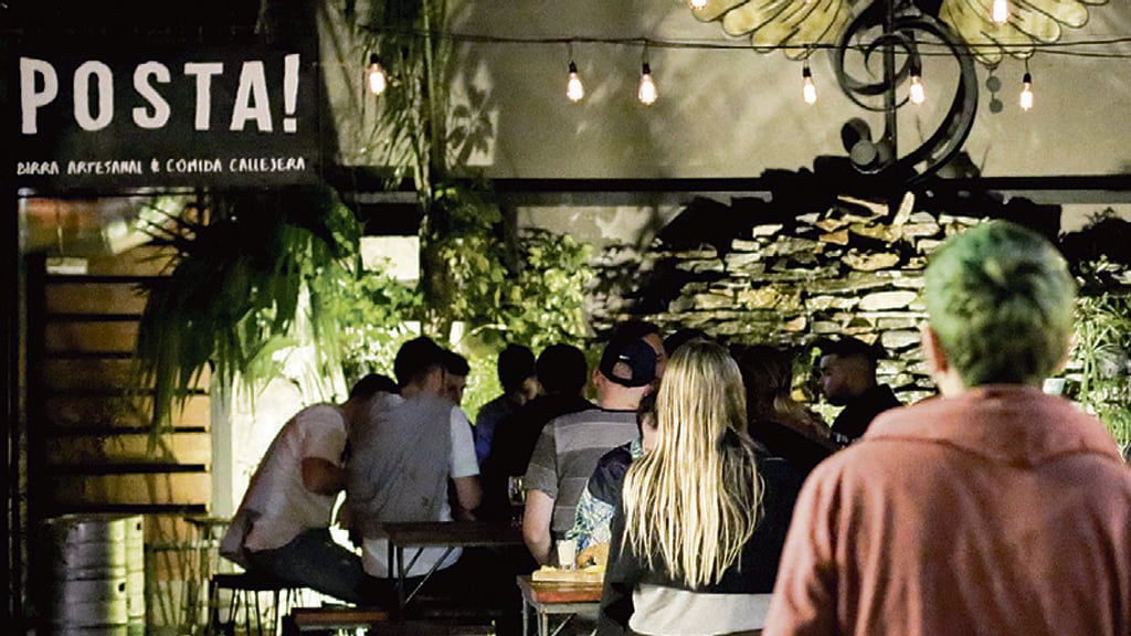 Posta!, para amantes de la cerveza, en el patio de la Galería Fuente del Ángel.