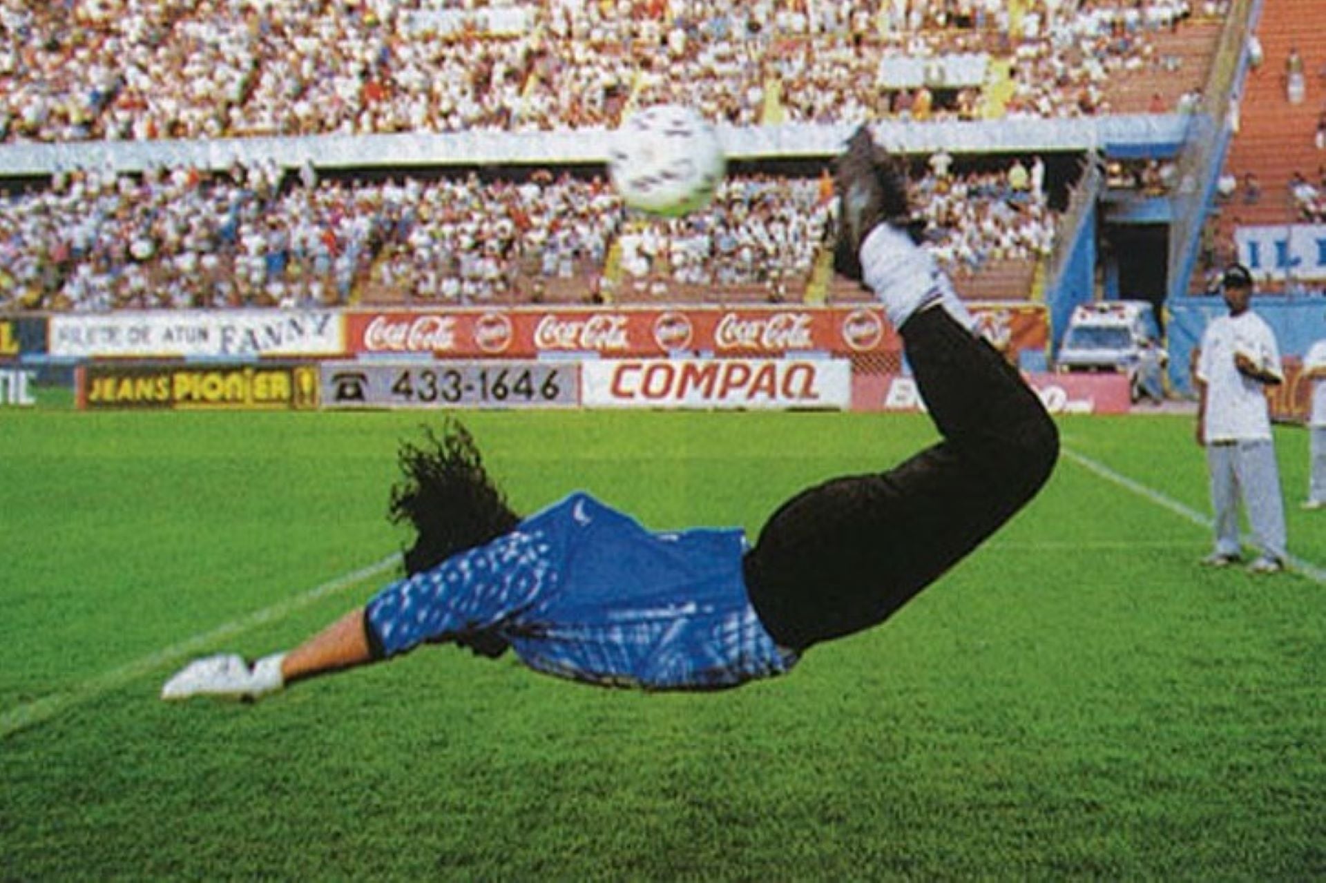 René Higuita y su atajada más famosa: el escorpión. La vida del arquero colombiano en una biopic con aspectos más relevantes y desconocidos de su vida. Imagen: Conmebol