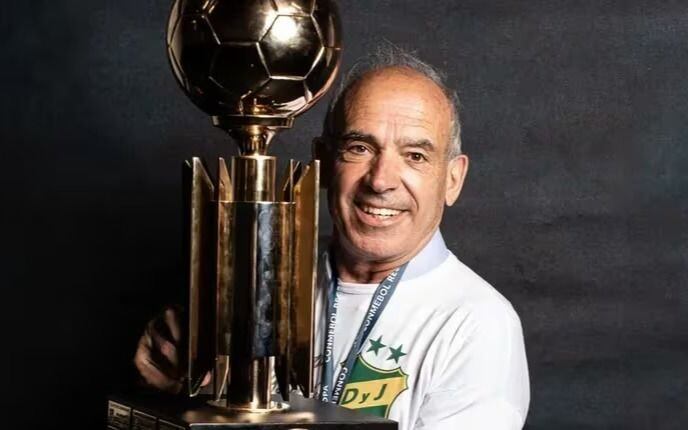 Lemme, cuando posó con la Recopa Sudamericana que obtuvo el Halcón.