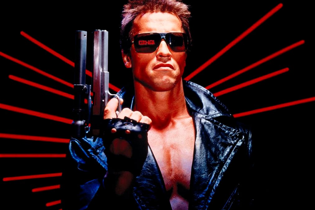 Arnold Schwarzenegger tiene solo 17 líneas en la película, pero su "Volveré" quedó grabado a fuego.