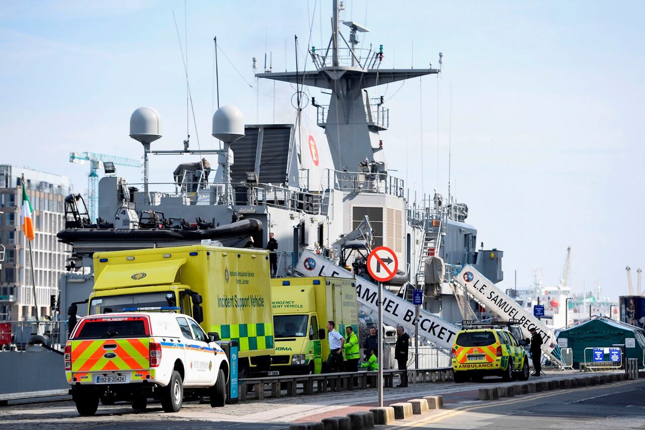 Una nave de la Armada irlandesa en la entrada al centro de pruebas temporales para el coronavirus que se estableció en los muelles de Dublín