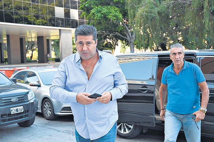 Daniel Angelici ingresa al hotel donde se reunió la comisión audiovisual.