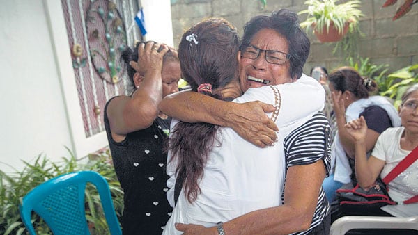 Mercedes Zapata llora la muerte de su hijo, muerto de un tiro en la cabeza.