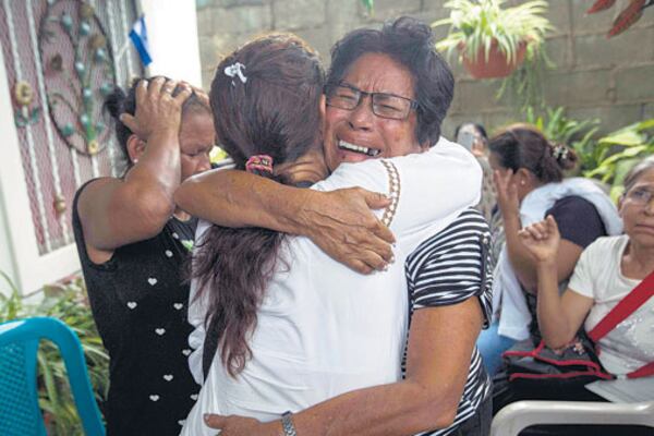 Mercedes Zapata llora la muerte de su hijo, muerto de un tiro en la cabeza.