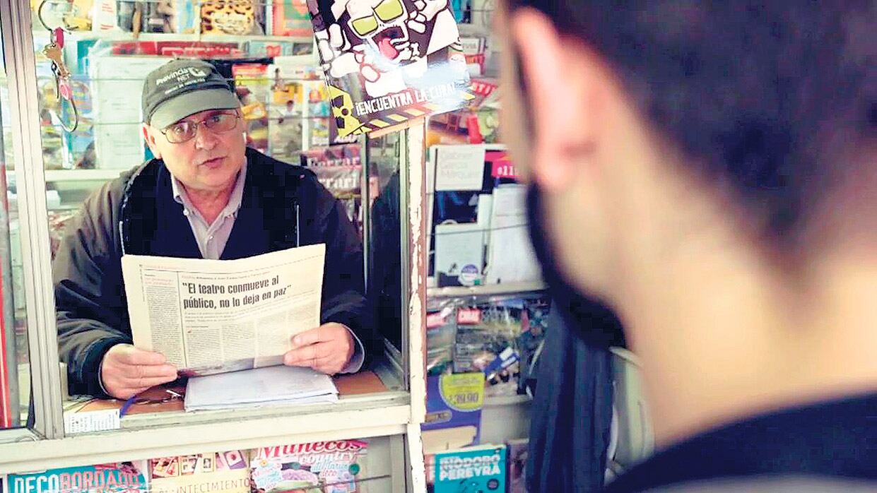 Norberto Vozza, de 68 años, en su puesto de diarios de la calle Jonte 4987, en Monte Castro.