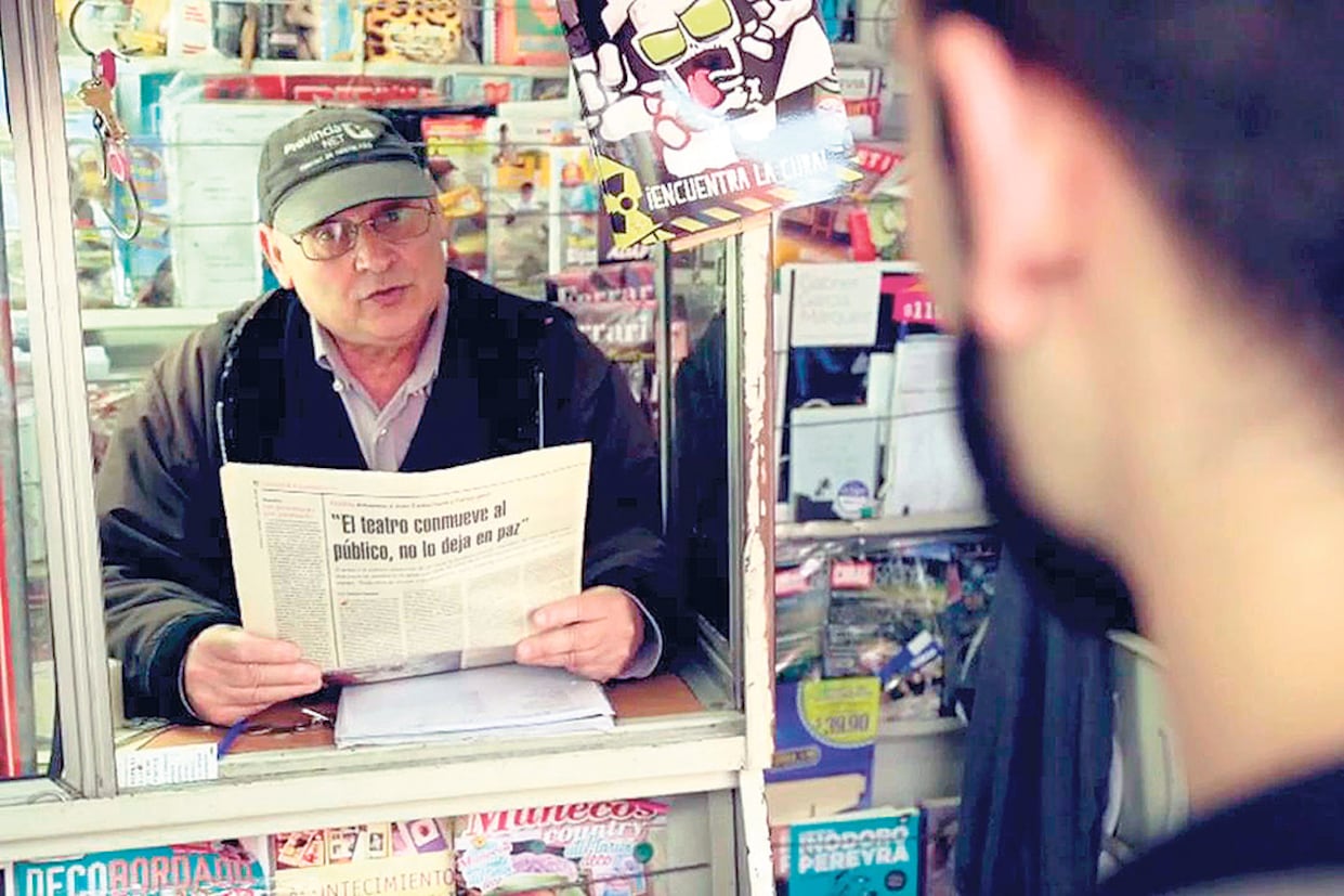 Norberto Vozza, de 68 años, en su puesto de diarios de la calle Jonte 4987, en Monte Castro.