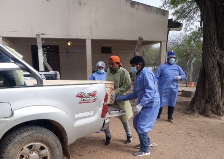 El traslado del cuerpo del fallecido en La Puntana 