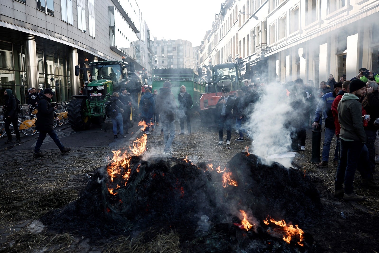 Agricultores protestan frente al edificio del Parlamento Europeo en Bruselas.