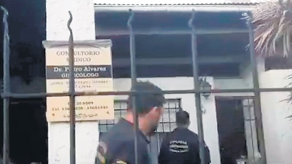 En el consultorio allanado encontraron armas de fuego.