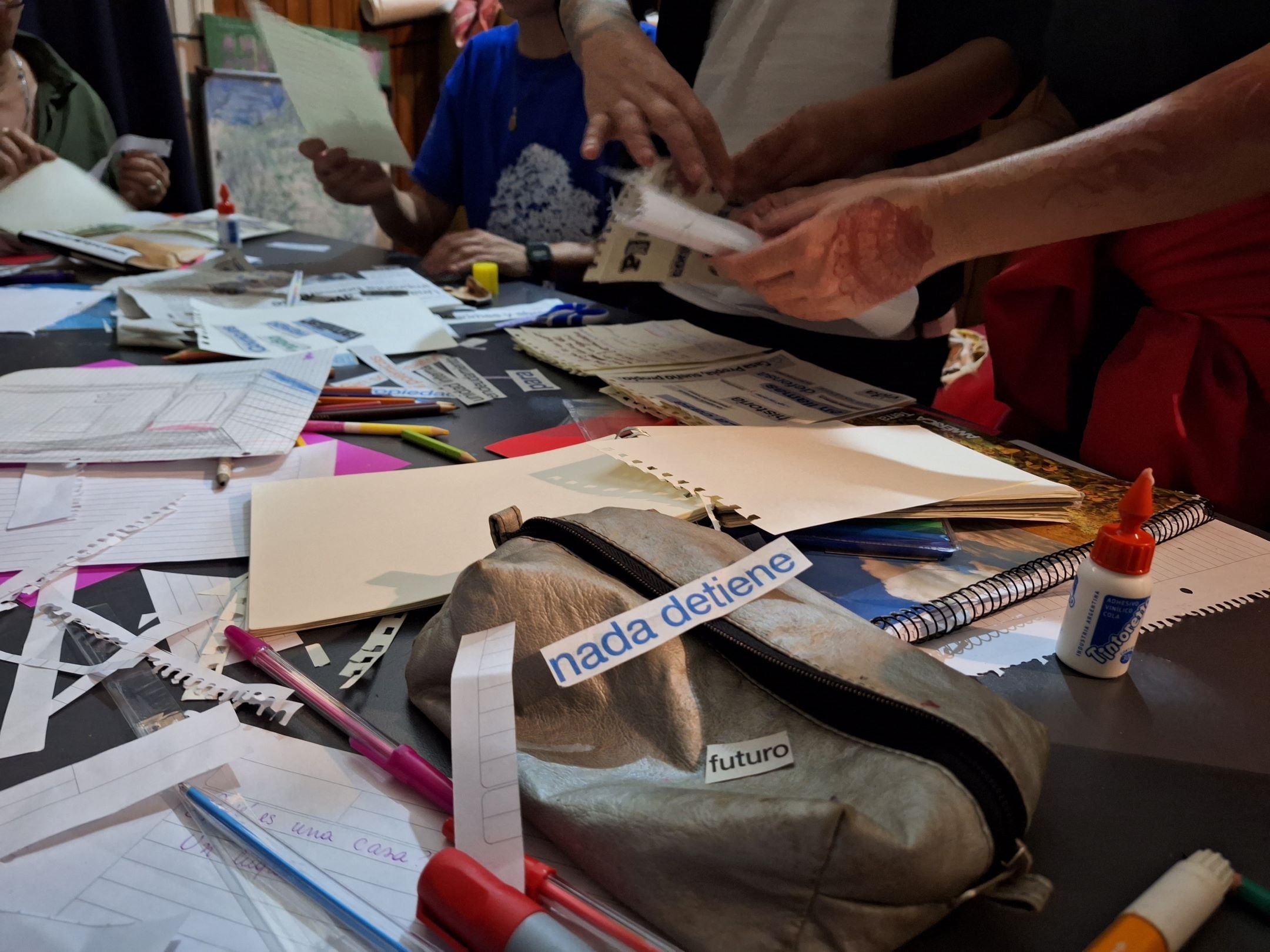 Un taller de fanzine en Casa Pringles, una vivienda colectiva de mujeres y niñes que está en riesgo de desalojo.