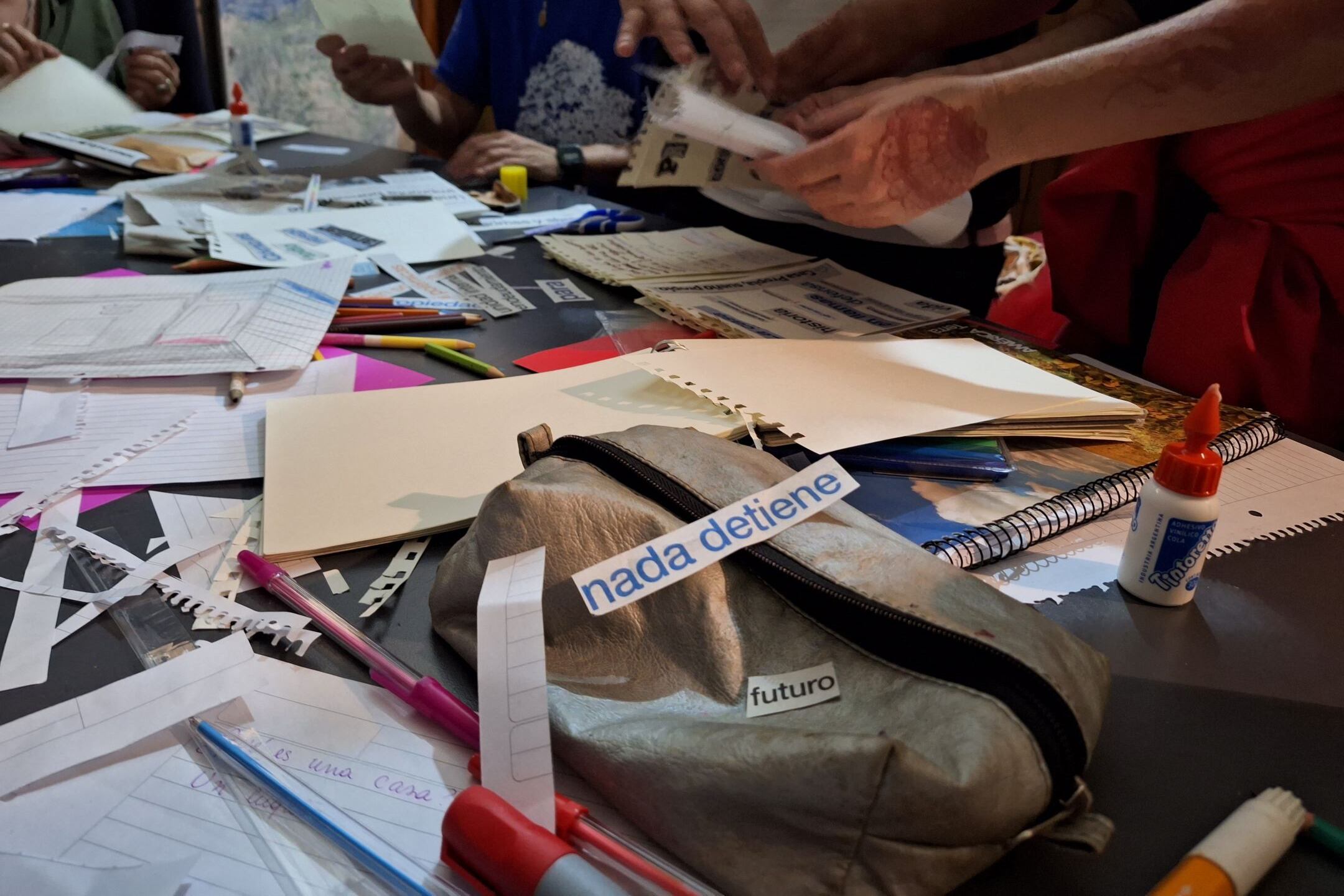 Un taller de fanzine en Casa Pringles, una vivienda colectiva de mujeres y niñes que está en riesgo de desalojo.