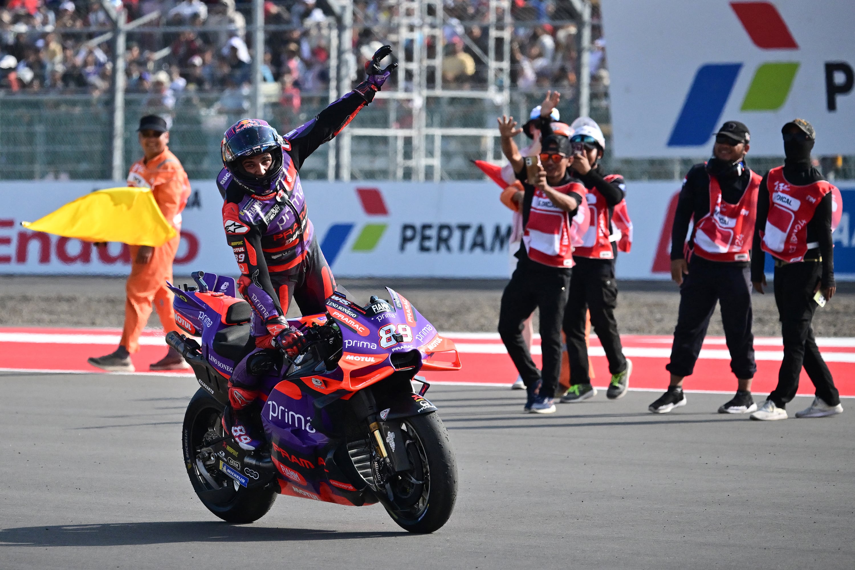 Jorge Martín (Ducati), Pedro Acosta (KTM) y Francesco Bagnaia (Ducati), el podio de Indonesia.