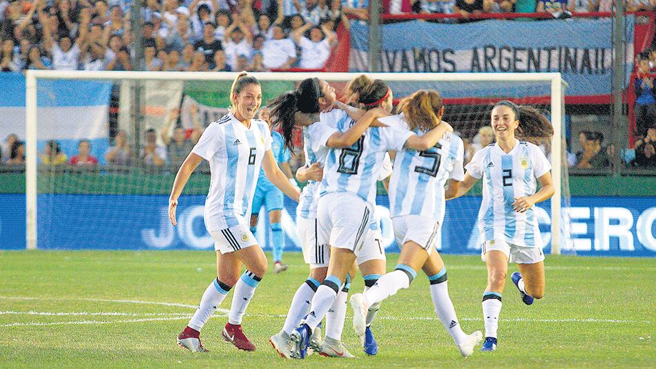 La goleada 4-0 ante Panamá por el repechaje al Mundial tuvo un marco multitudinario.