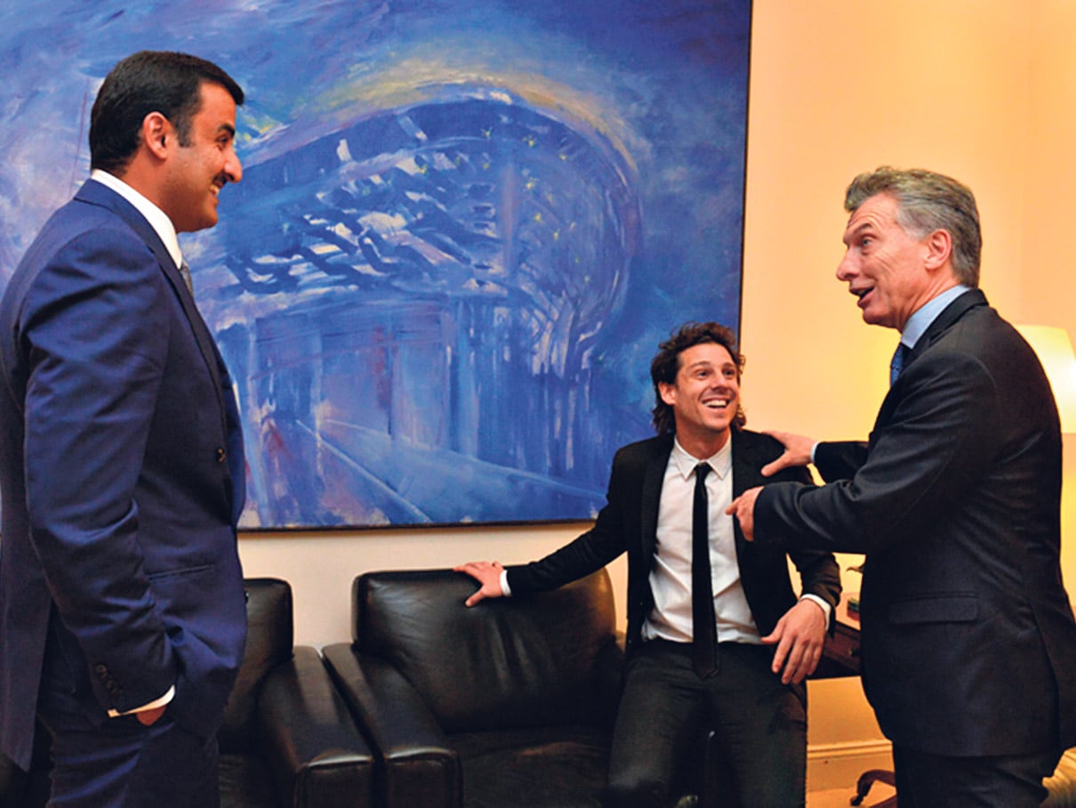 El emir de Qatar, el presidente Mauricio Macri y el ex tenista Gastón Gaudio, que intermedió para el acuerdo.