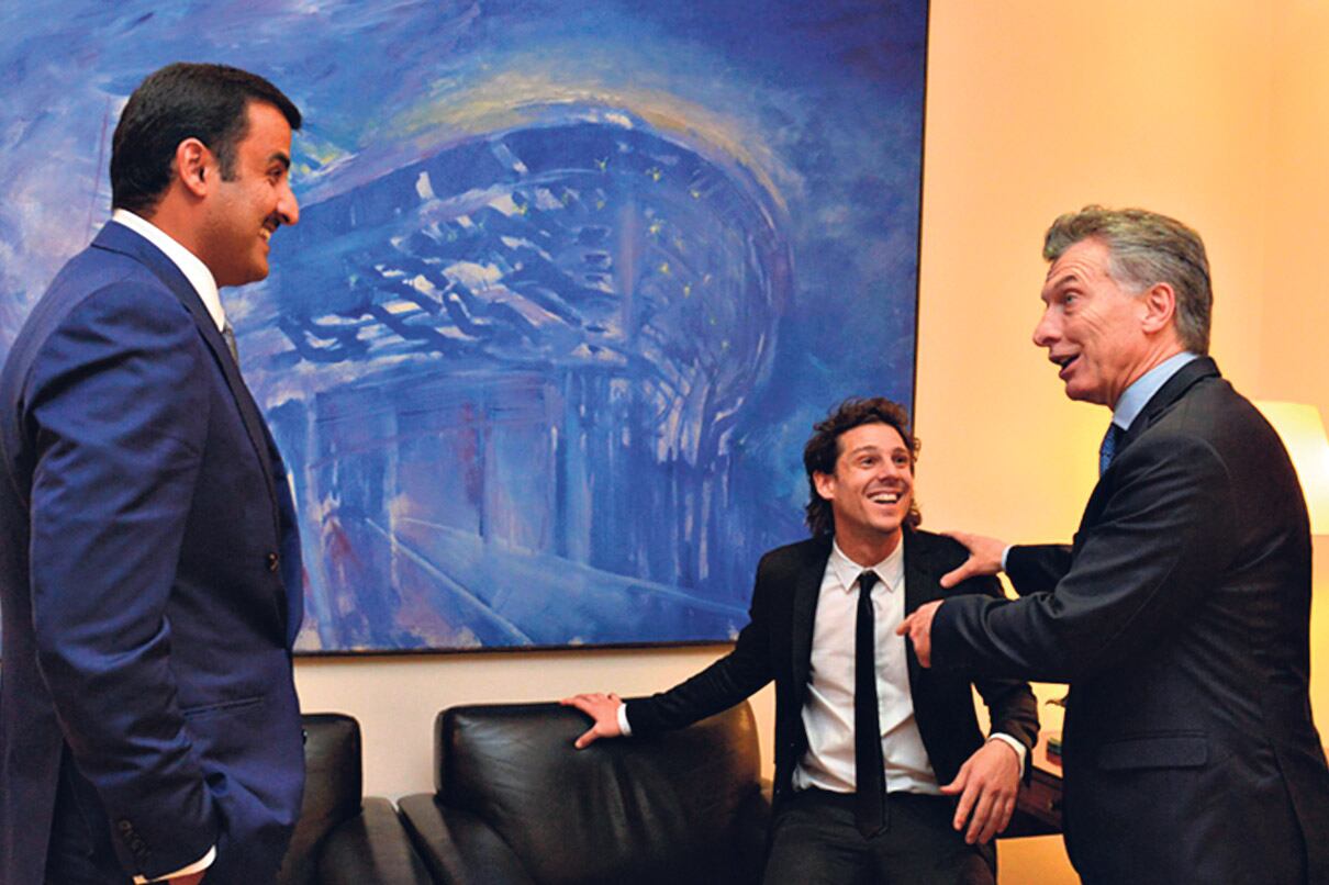 El emir de Qatar, el presidente Mauricio Macri y el ex tenista Gastón Gaudio, que intermedió para el acuerdo.