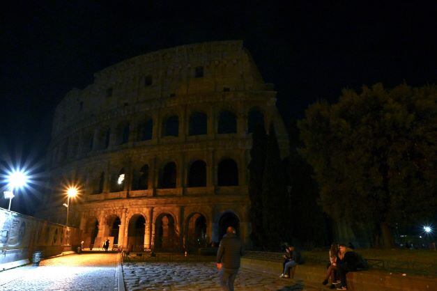 El Coliseo de Roma, en Italia, a oscuras por la iniciativa (Foto: AFP).