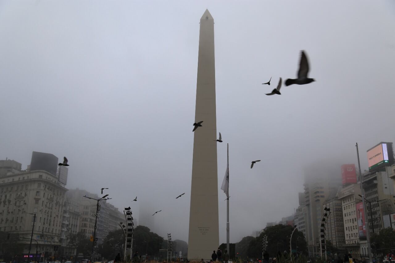 Una postal de Buenos Aires tapada por niebla.
