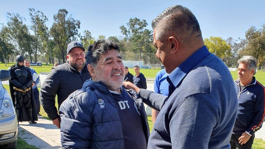 Maradona saluda a Tapia. De fondo, se asoma el Hombre Murciélago.